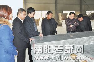 郑州银行南阳分行行长李用根(左三)深入企业调研。