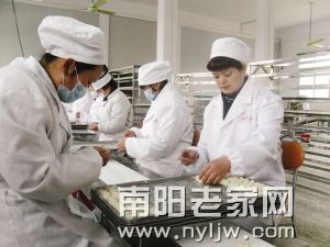 徐晓恩(右一)给员工示范包馄饨