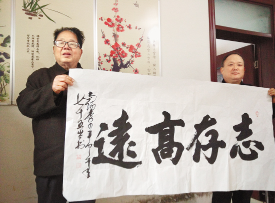 李少平(左)和他的书法作品
