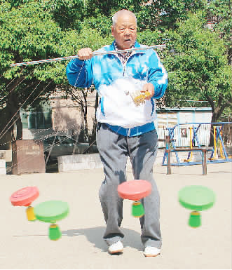 李丑和展示他制作的空竹