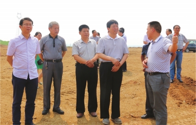 内乡县委书记李长江(右二)、县长杨曙光(左一)在投资108亿元的“煤电运一体化”项目现场办公